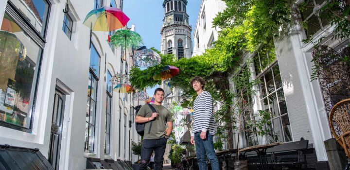 Twee HZ studenten in een gezellig straatje in Middelburg