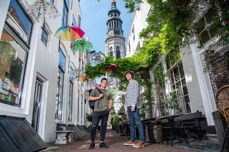 Twee HZ studenten in een gezellig straatje in Middelburg