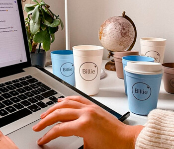 Billie cup met computer