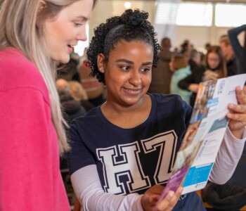 HZ student die een studiekiezer de weg wijst tijdens een open dag