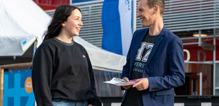 Studiekeuzeadviseur Arjen in gesprek met een studiekiezer buiten de HZ