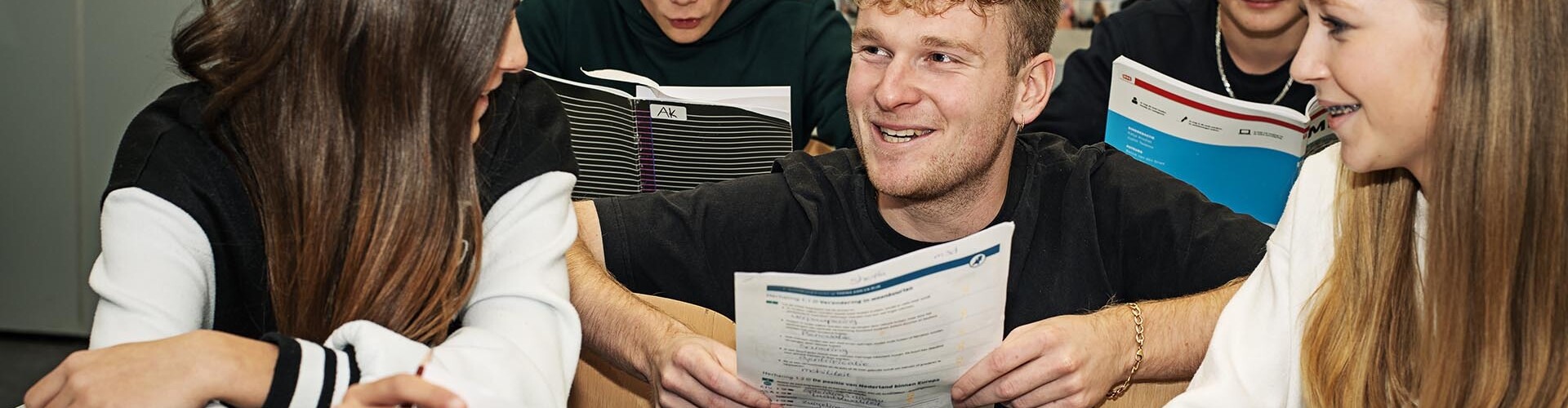HZ student die stage loopt op een middelbare school