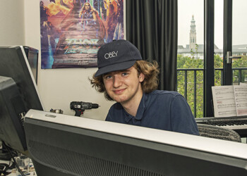 HZ student achter een computer scherm in zijn studentenkamer