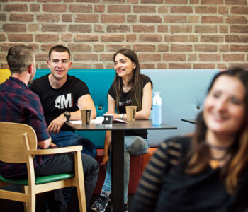 Studenten drinken koffie in HZ Shop