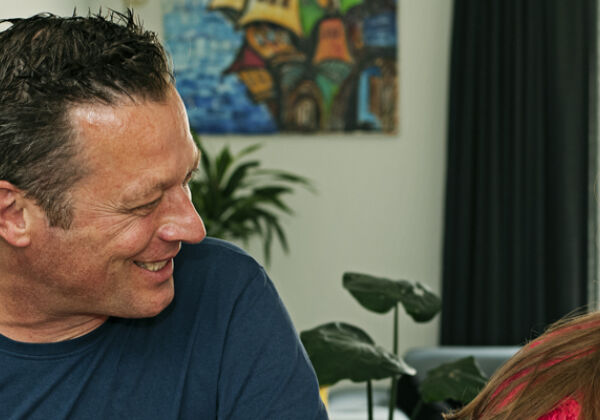 Vader in gesprek met dochter om te helpen met studiekeuze
