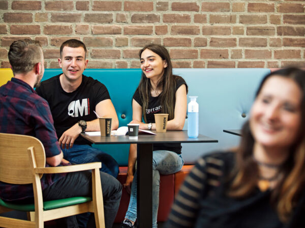 Studenten drinken koffie in HZ Shop