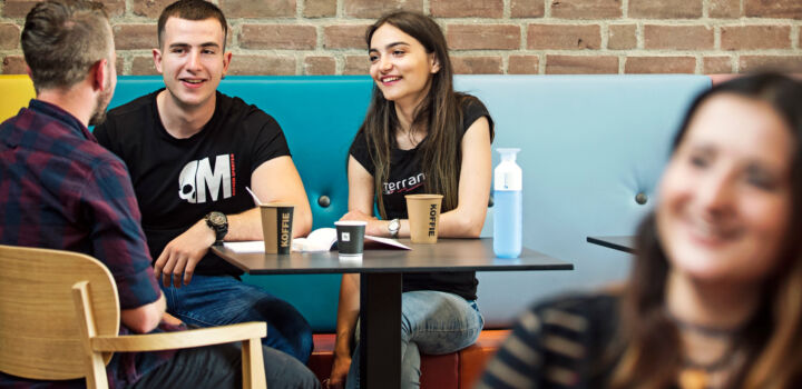 Studenten drinken koffie in HZ Shop