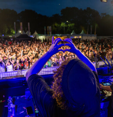 Artiest die een hartje maakt met zijn handen op het Kick off festival Zeeland