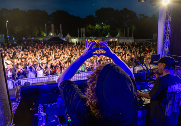 Artiest die een hartje maakt met zijn handen op het Kick off festival Zeeland