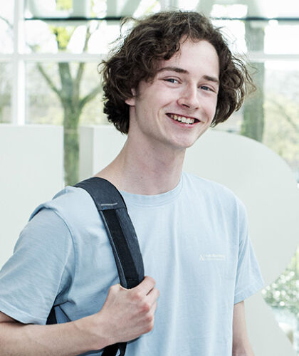 HZ-student Milan staat in het Joint Research Center Zeeland