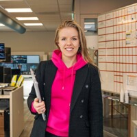 Portret van Annemiek, Logistics Engineering student met een laptop in haar handen