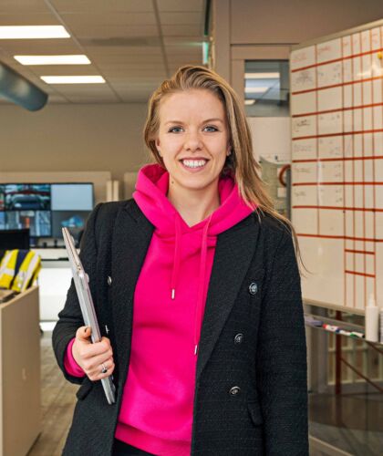 Portret van Annemiek, Logistics Engineering student met een laptop in haar handen