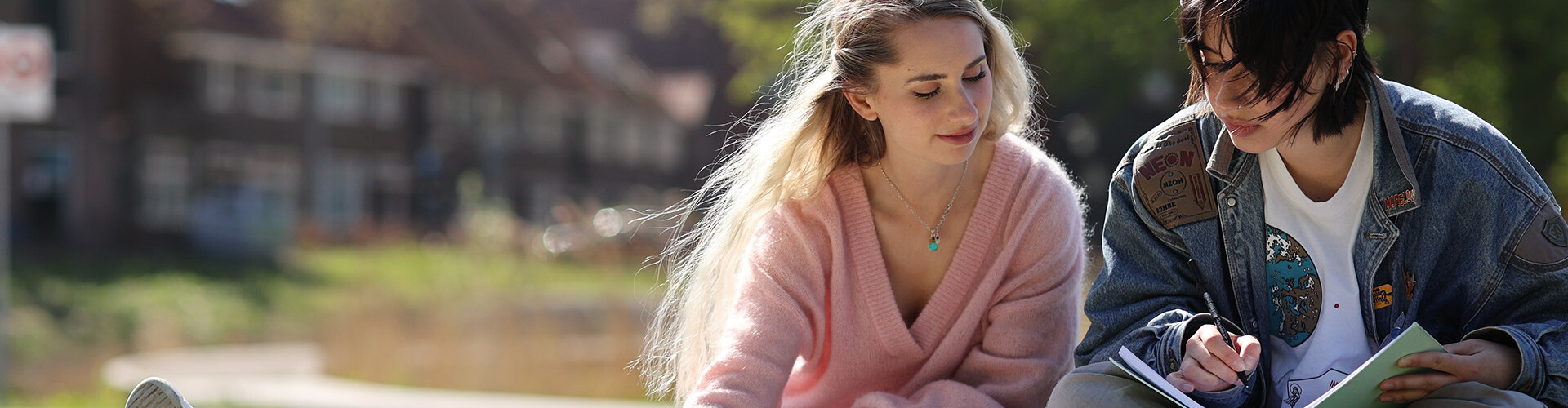 HZ student Valeria studying in a park in Middelburg with a fellow student